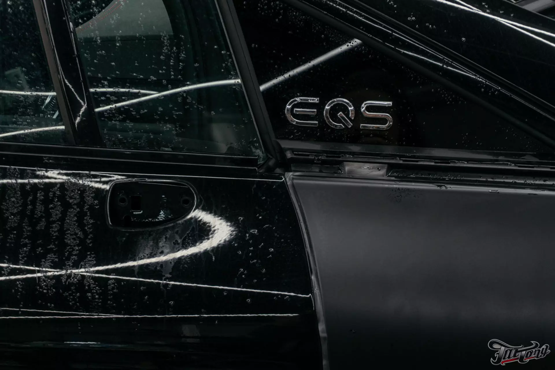 Оклейка Mercedes EQS 53 AMG в матовый полиуретан. Защита карбона и монитора пленкой. Детейлинг